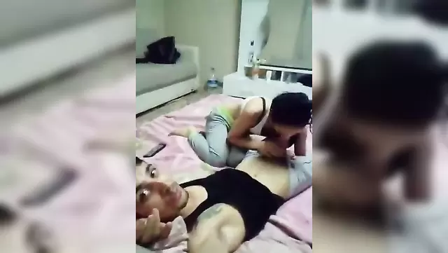 Güzellik, Azzurra'ya telefonda yumuşak bir oral yaptı.
