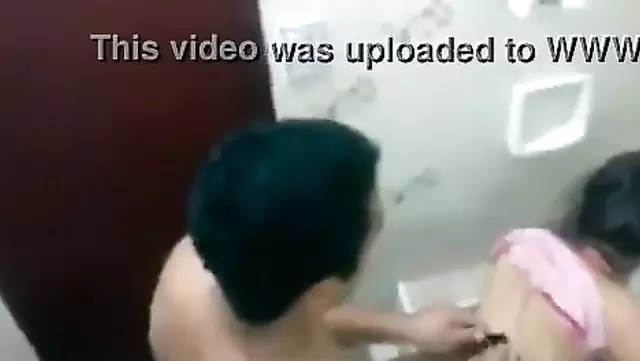 Tuvalette köpek pozisyonunda boşalma