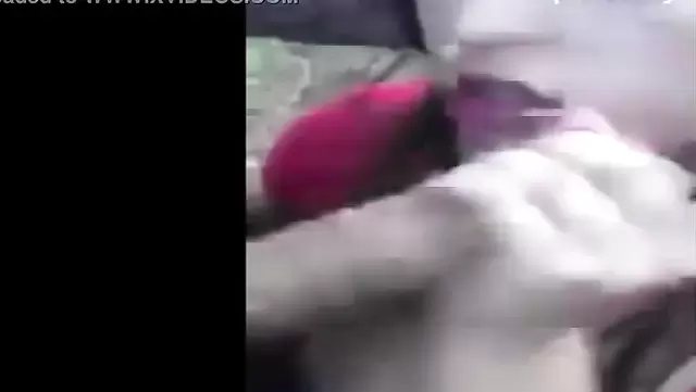 Genç kuryeci kız, dışarıda şanslı bir adama ağızdan zevk veriyor.