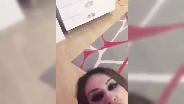 Boyalı harika kız harika bir oral çekiyor.
